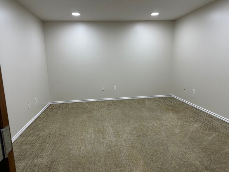 More Photos Of 20821 Dearborn St, Chatsworth Warehouse For Sale