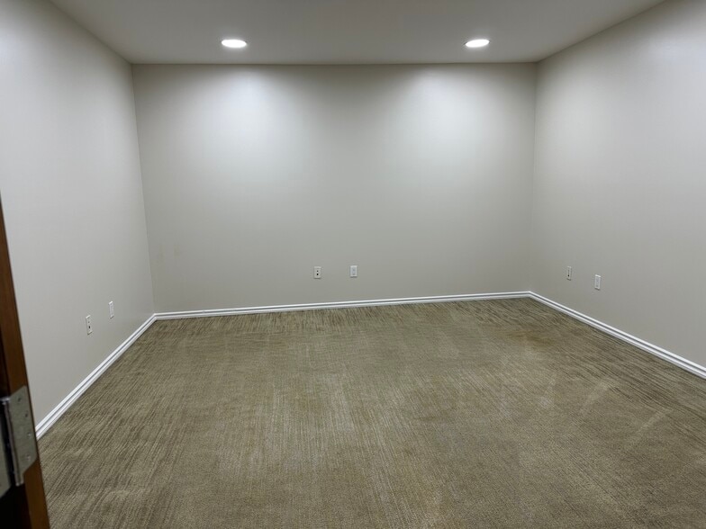 More Photos Of 20821 Dearborn St, Chatsworth Warehouse For Lease