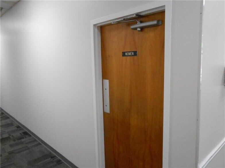 More Photos Of 526 E Bruceton Rd, Pittsburgh Medical For Lease