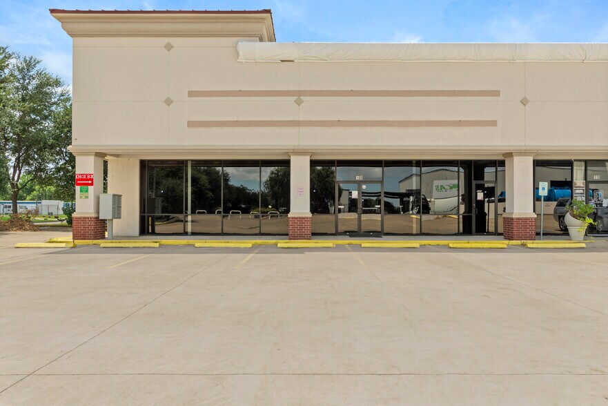 More Photos Of 301 Vista Rd, Pasadena Storefront For Lease