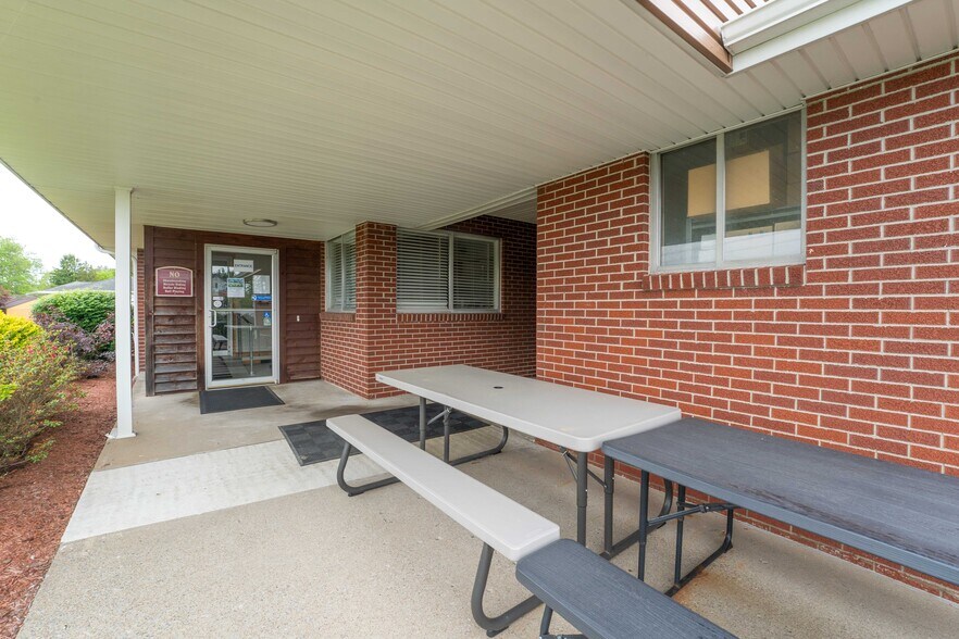 More Photos Of 711 N Pike St, Grafton Office For Sale
