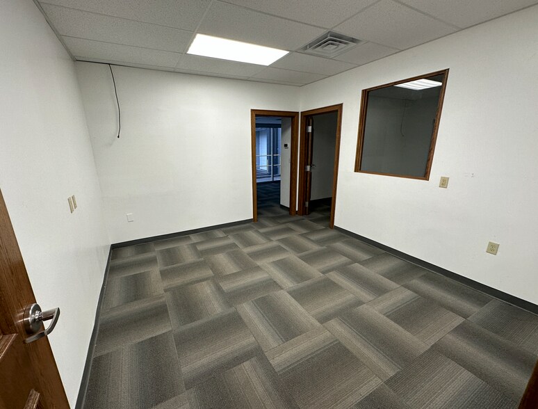 More Photos Of 4951 Dixie Hwy, Fairfield Showroom For Lease