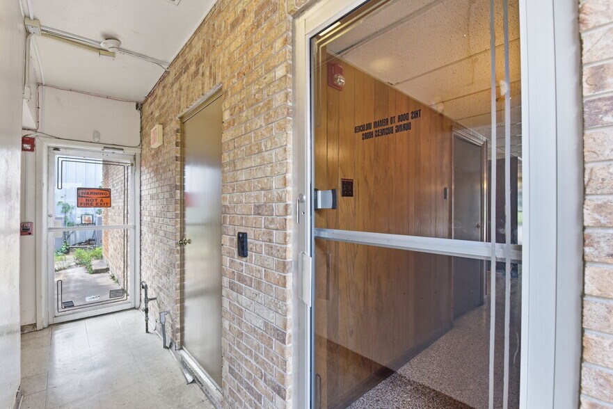 More Photos Of 13026 Rosecrest Dr, Houston Office For Lease