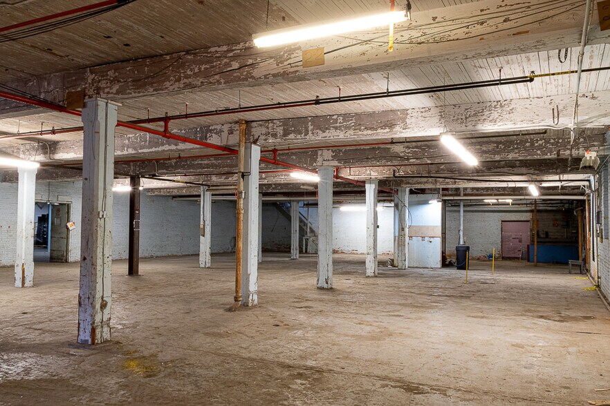 More Photos Of 253 Rue Michaud, Coaticook Manufacturing For Lease