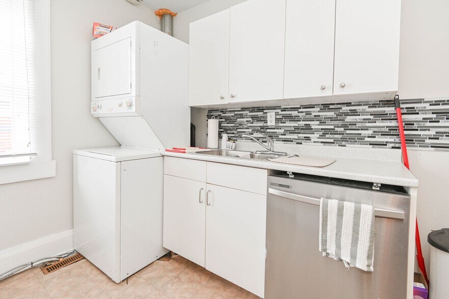 More Photos Of 37 Dundas St W, Mississauga Storefront Retail Residential For Sale