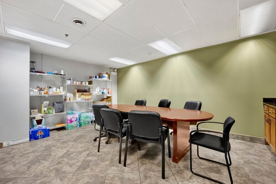 More Photos Of 764-768 Thomas Dr, Bensenville Manufacturing For Lease