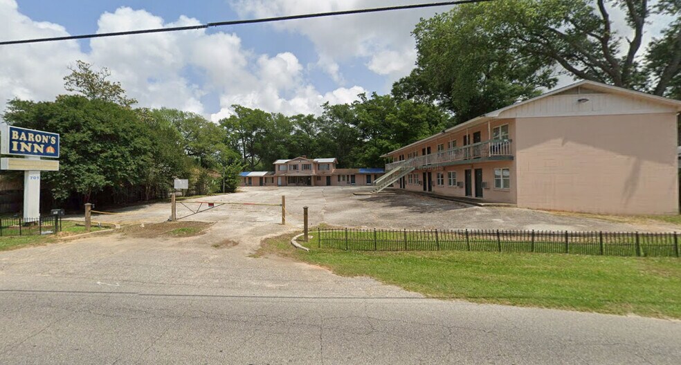 Primary Photo Of 701 S Mobile St, Fairhope Hotel For Sale