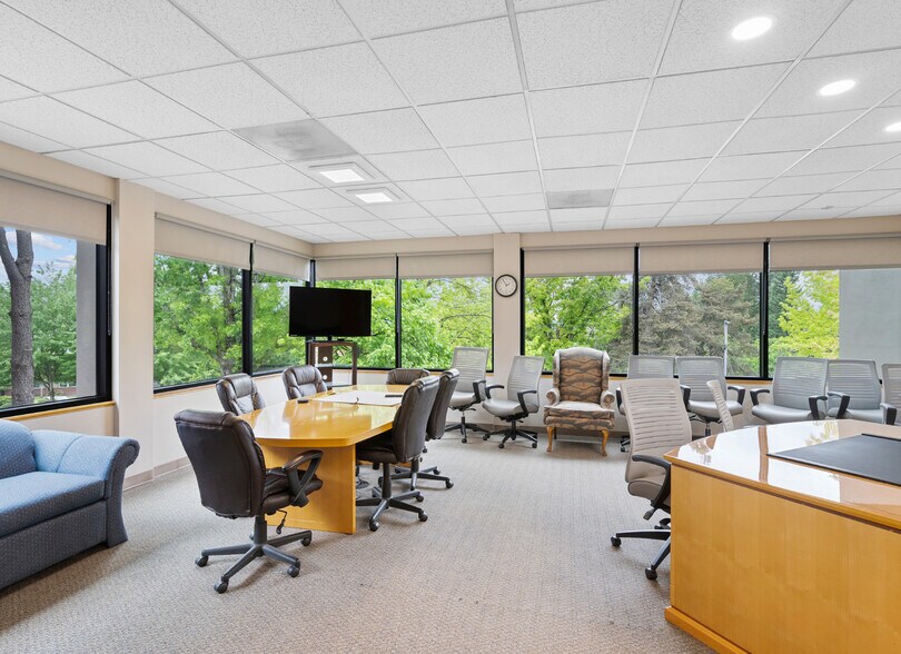 More Photos Of 25260 SW Parkway Ave, Wilsonville Office For Lease
