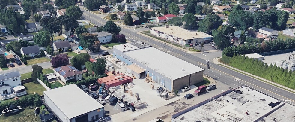 More Photos Of 910 N Wellwood Ave, Lindenhurst Warehouse For Lease