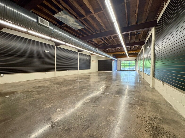 More Photos Of 186 Coxe Ave, Asheville Showroom For Sale