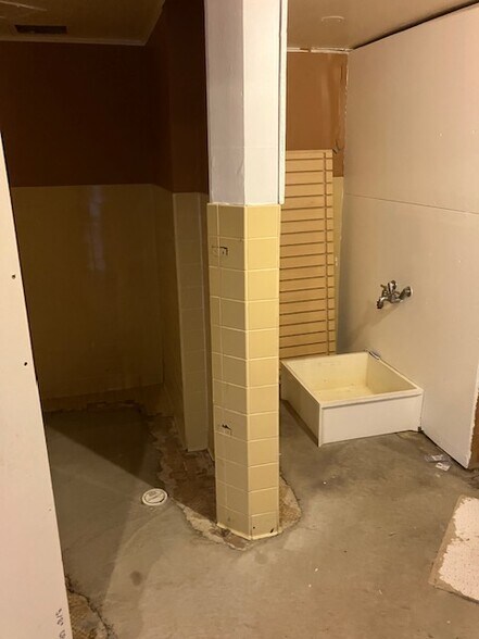 More Photos Of 1918-1918 Campbell Rd, La Crosse General Retail For Sale