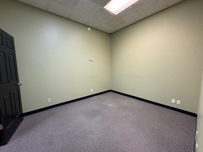 More Photos Of 19401 E 40 Hwy, Independence Office For Lease