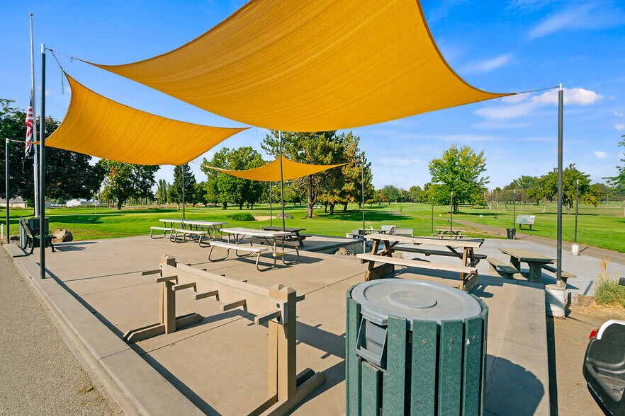 More Photos Of 31 Ray Rd, Sunnyside Sports And Entertainment For Sale