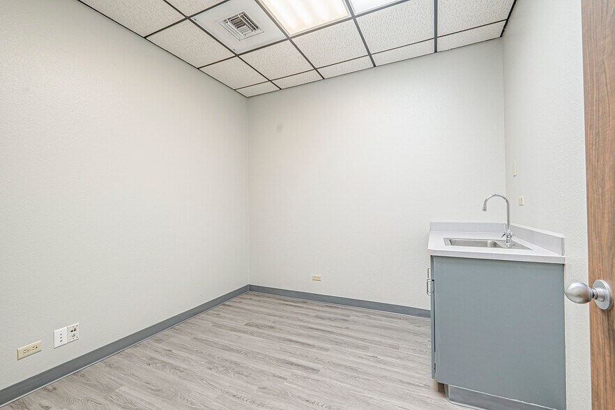 More Photos Of 2407 W Louisiana Ave, Midland Medical For Lease