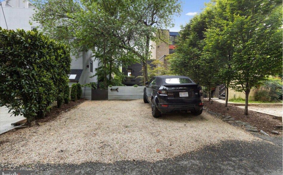 More Photos Of 5169 Macarthur Blvd NW, Washington Office Residential For Lease