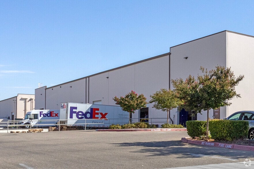 More Photos Of 651 N Armstrong Ave, Fresno Warehouse For Lease