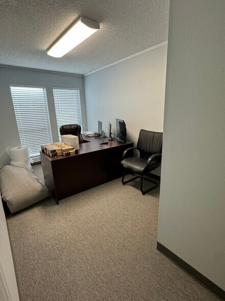 More Photos Of 11638 Sunbelt Ct, Baton Rouge Light Distribution For Lease