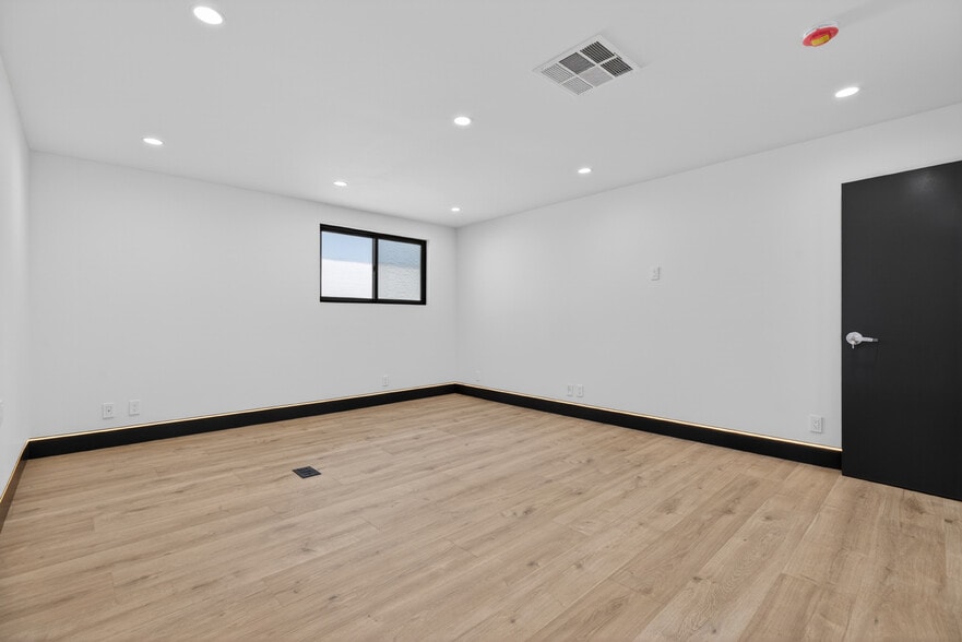 More Photos Of 703 S Main St, Burbank Showroom For Sale