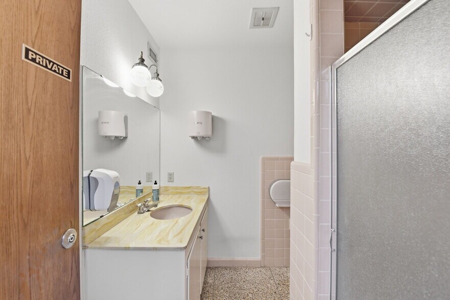 More Photos Of 13026 Rosecrest Dr, Houston Office For Lease