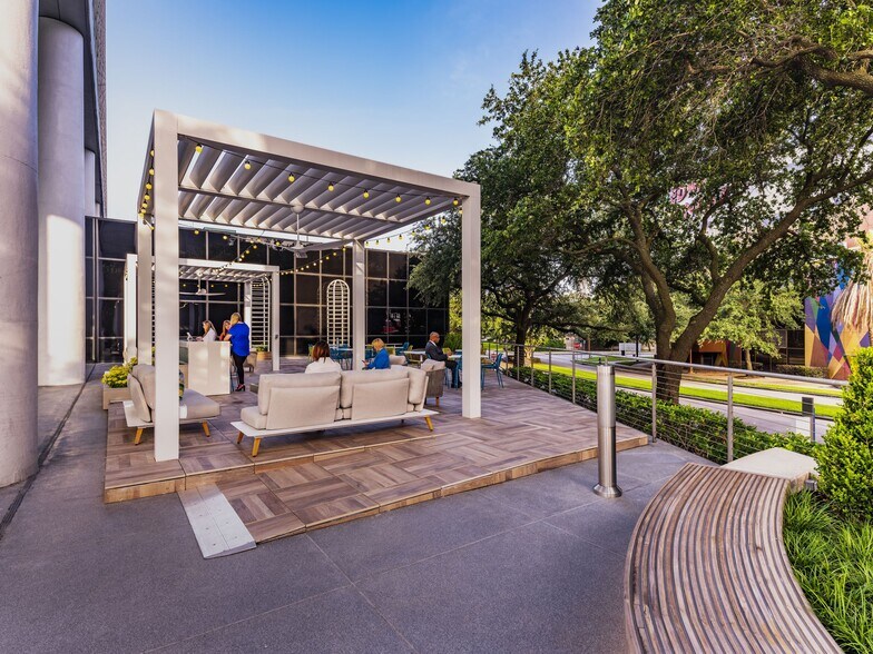 More Photos Of 24 Greenway Plz, Houston Office For Lease