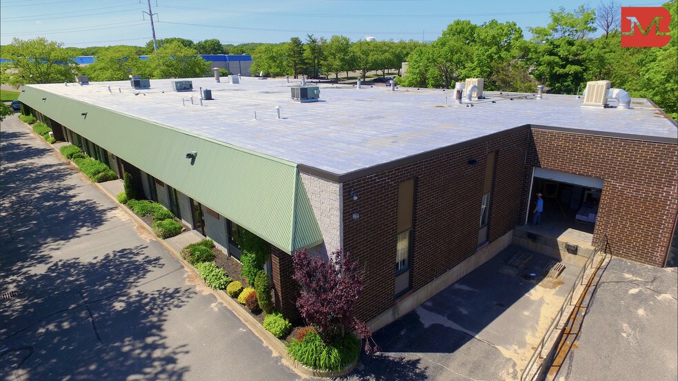 More Photos Of 99 Bridge Rd, Islandia Warehouse For Lease