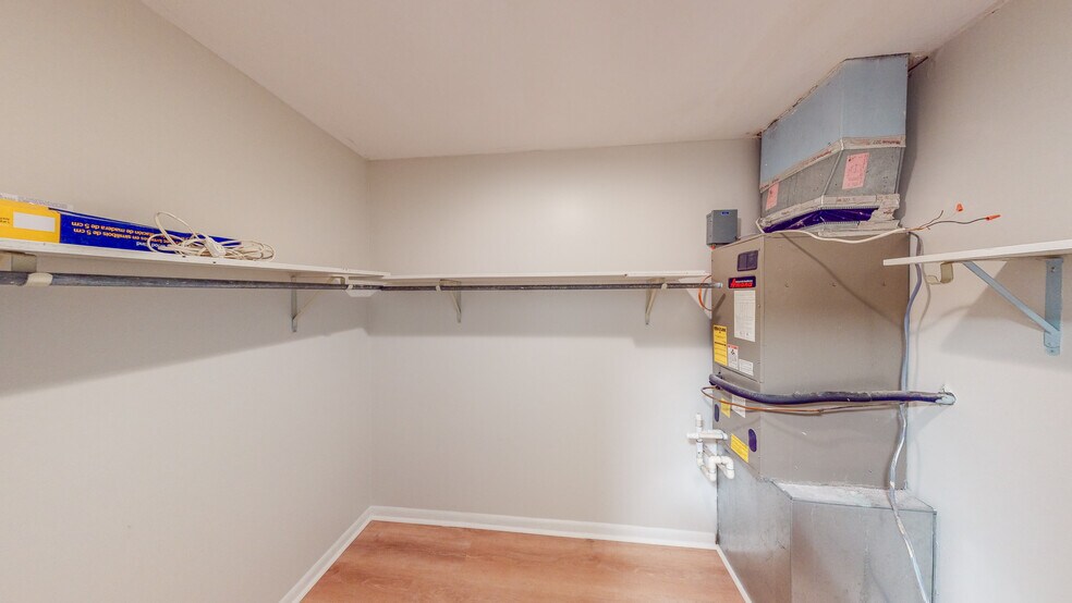 More Photos Of 1300 S Mock Rd, Albany Office Residential For Lease