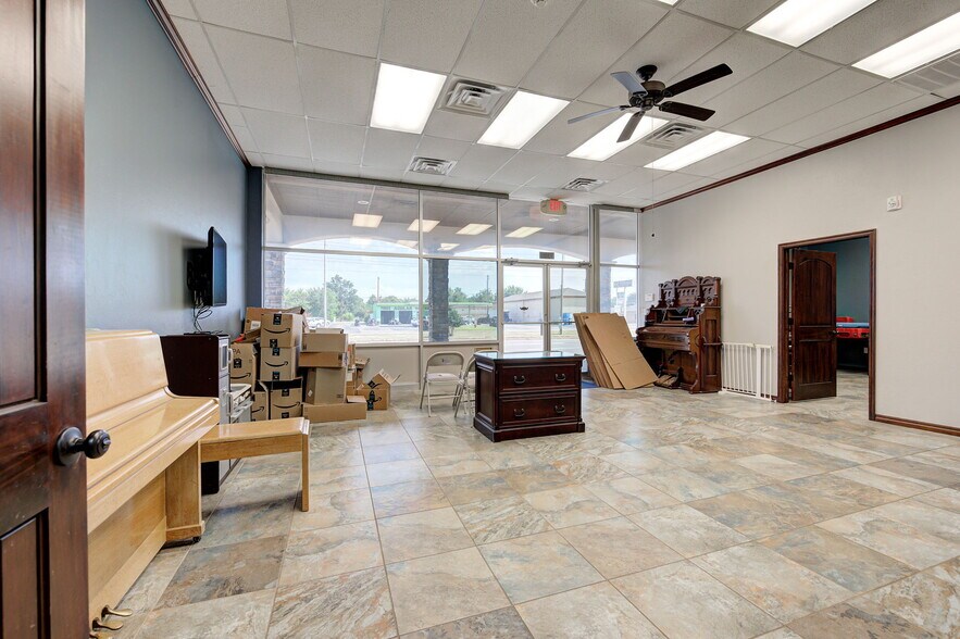 More Photos Of 6308 NW 39th Expy, Bethany Freestanding For Sale