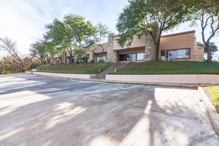 More Photos Of 900 Round Rock Ave, Round Rock Medical For Lease