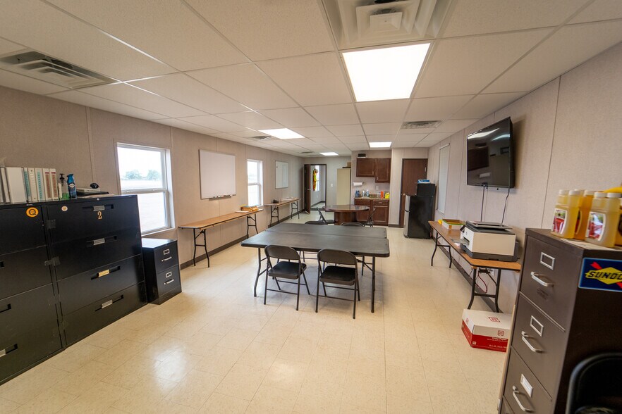 More Photos Of 236 Industrial Park Dr, Victoria Warehouse For Lease