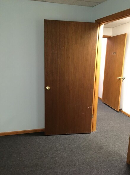 More Photos Of 423 Main St, Windsor Office For Lease
