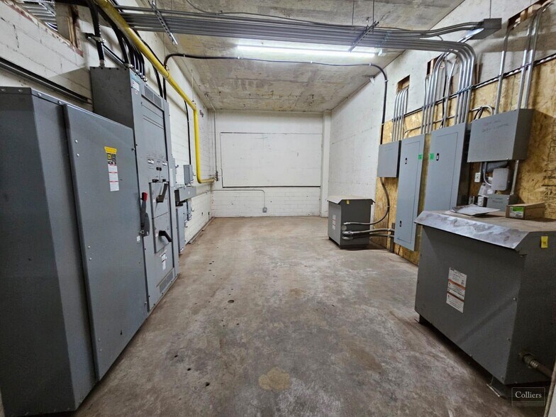 More Photos Of 36 Winnipeg Rd, Clinton Warehouse For Lease