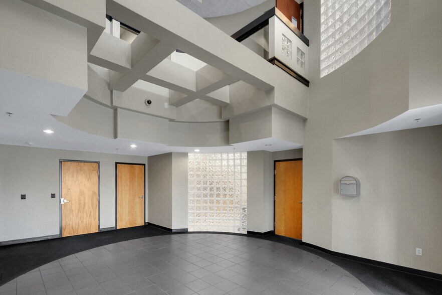 More Photos Of 2600 Stanley Gault Pky, Louisville Light Manufacturing For Lease