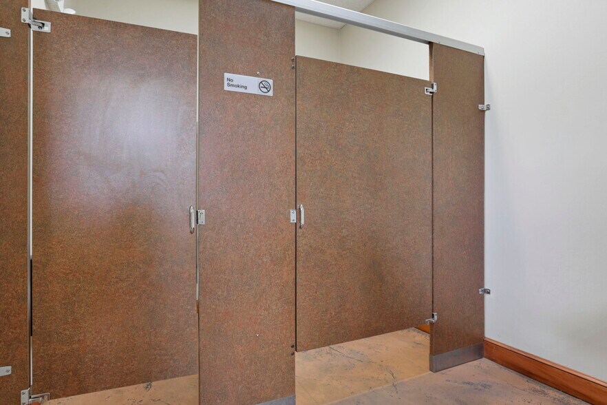 More Photos Of 509 S Wooster Ave, Strasburg Hotel For Sale