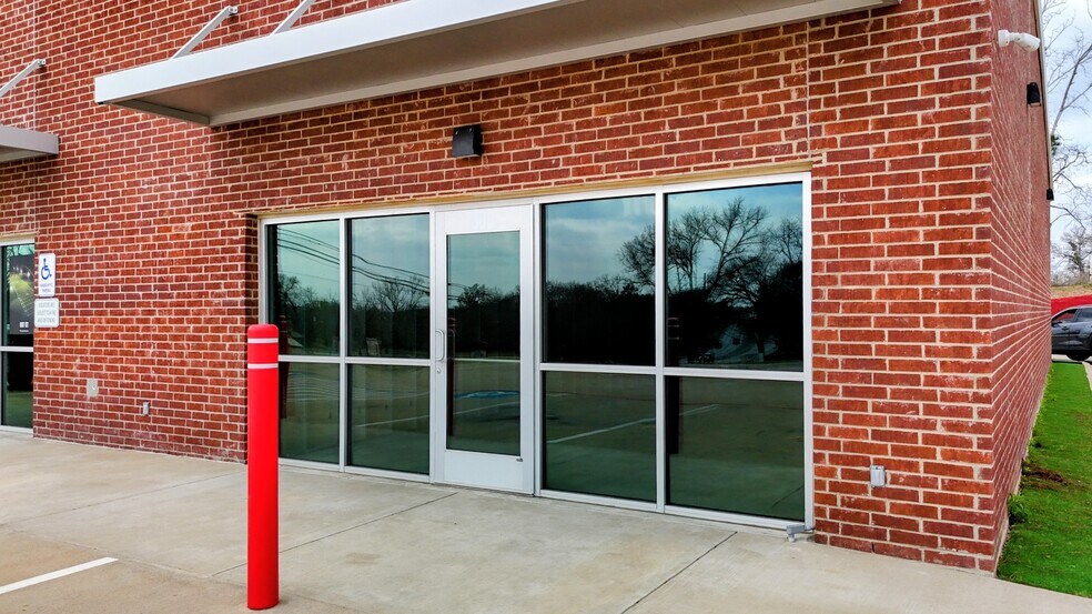 More Photos Of 2212 Crockett Rd, Palestine Freestanding For Lease