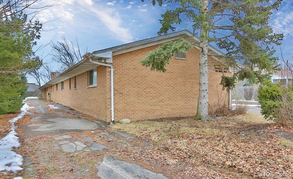 More Photos Of 280 N Rose St, Mount Clemens Apartments For Sale