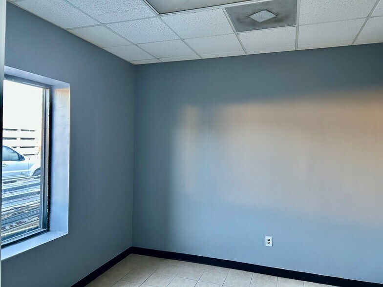 More Photos Of 2529 Merrell Rd, Dallas Light Distribution For Lease