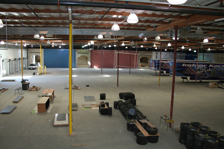 More Photos Of 26455 Ruether Ave, Santa Clarita Showroom For Lease