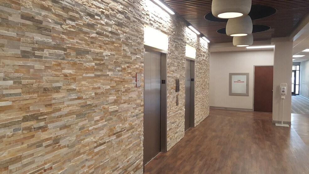 More Photos Of 3901 W 86th St, Indianapolis Office For Lease