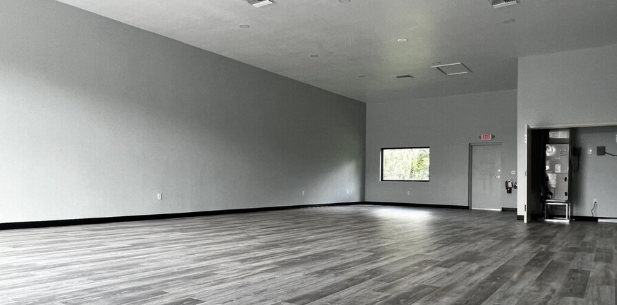 More Photos Of 745 Tillman Pl, Plant City Showroom For Lease