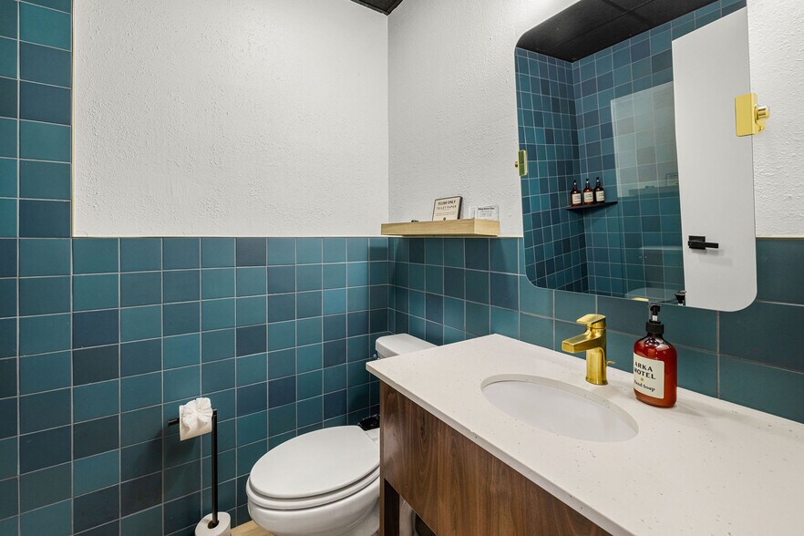 More Photos Of 14733 Dutchmans Dr, Rogers Hotel For Sale