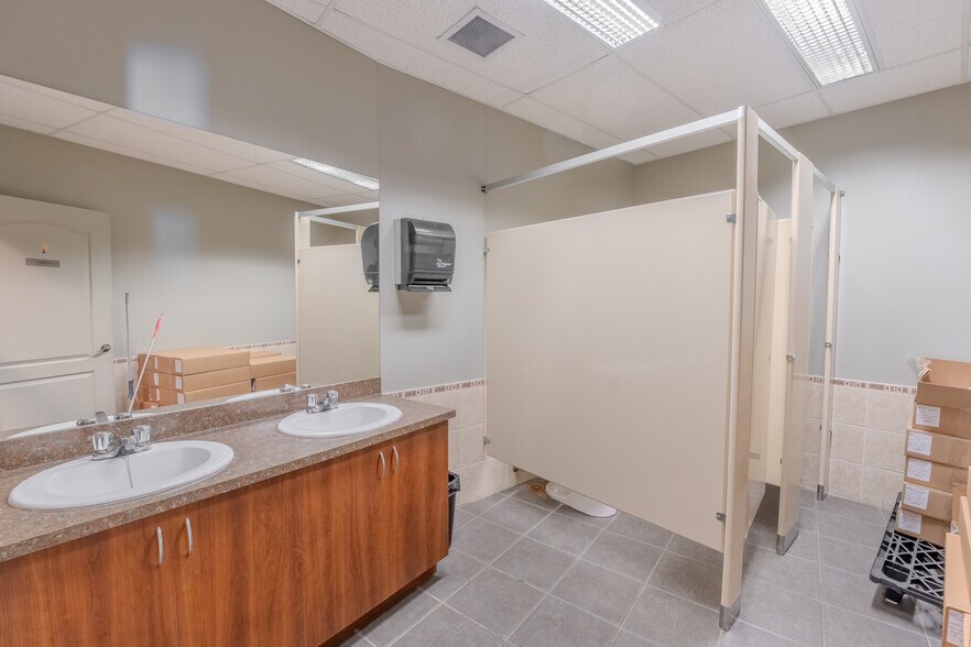 More Photos Of 2686 Ch de la Petite-Côte, Laval Light Distribution For Sale