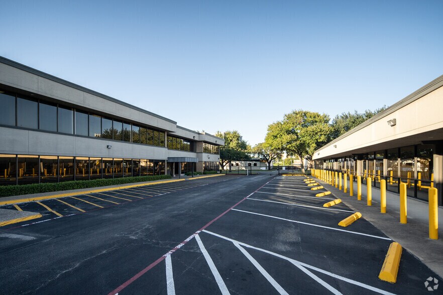 More Photos Of 1010 W Mockingbird Ln, Dallas Office For Lease
