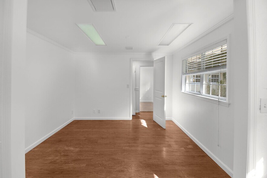 More Photos Of 300 SE Detroit Ave, Stuart Office For Sale