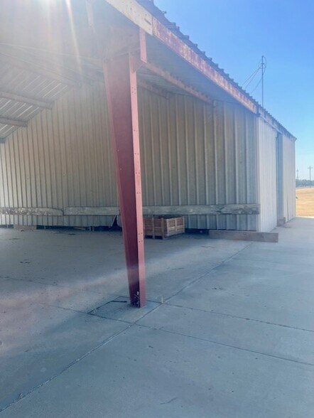 More Photos Of 1270 E Riverside St, Shafter Service For Sale