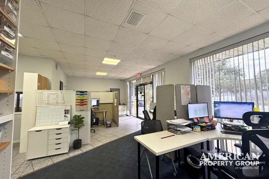 More Photos Of 5946 Clark Center Ave, Sarasota Warehouse For Lease