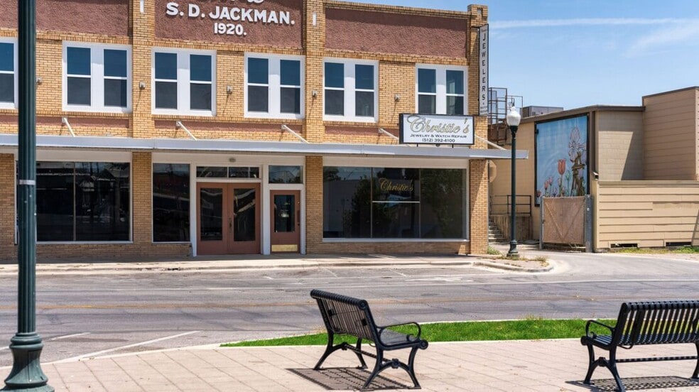More Photos Of 211-215 E Hutchison St, San Marcos Storefront Retail Office For Lease