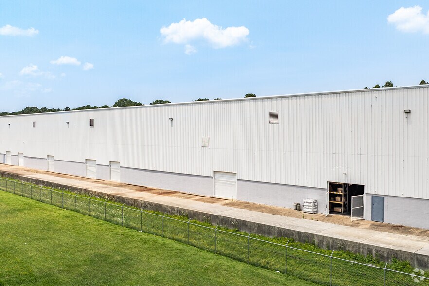 More Photos Of 1400 Cavalier Blvd, Chesapeake Warehouse For Lease