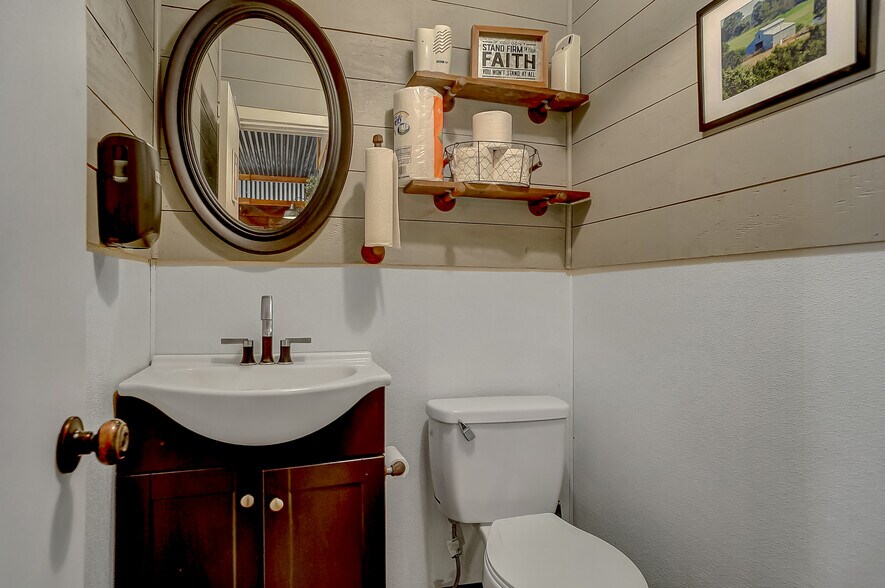 More Photos Of 117 S Franklin St, Colbert Restaurant For Sale