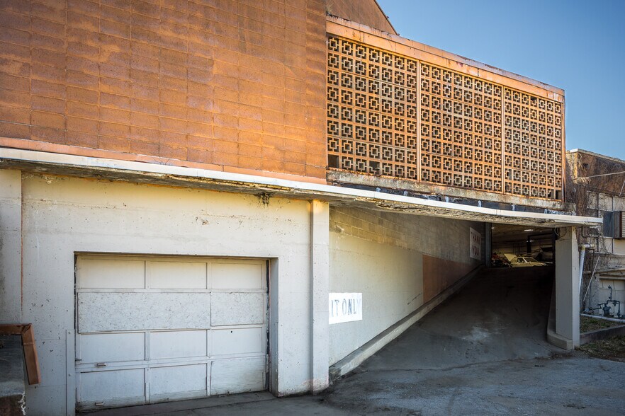 More Photos Of 10401 E US Highway 24, Independence Flex For Sale