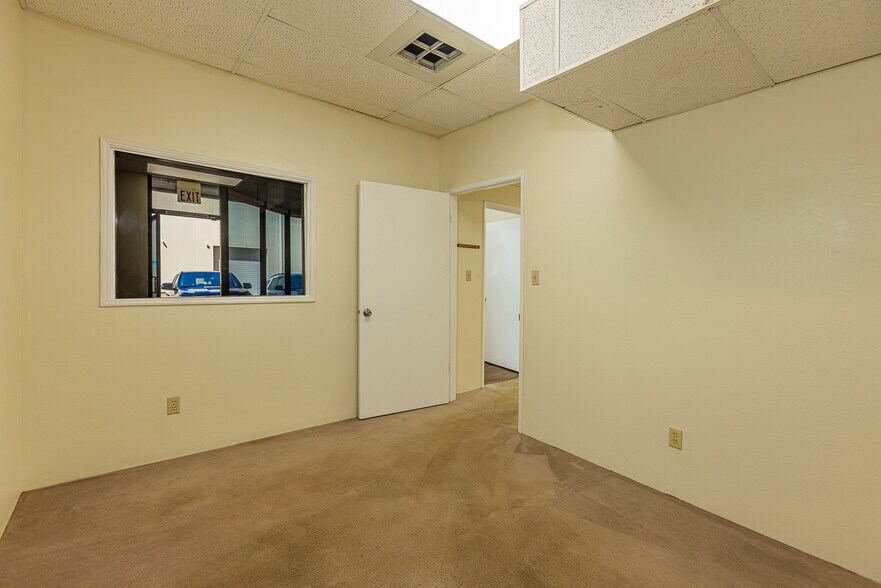 More Photos Of 300 Ohukai Rd, Kihei Showroom For Sale